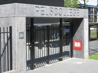 905934 Gezicht op de betonnen toegangspoort tot het nieuwe schoolgebouw van het Pelscollege (Kranenburgerweg 20) te Utrecht.